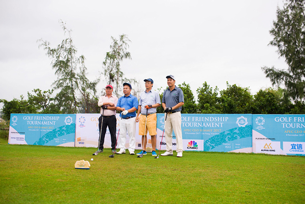 các CEO tham dự APEC đội mưa đánh golf ở Hội An