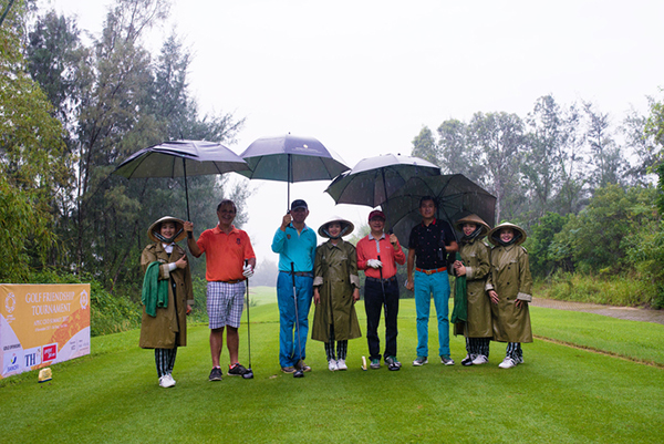 CEO tham dự APEC đội mưa đánh golf ở Hội An