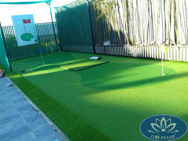 Sân tập golf mini trên sân thượng tại Huế